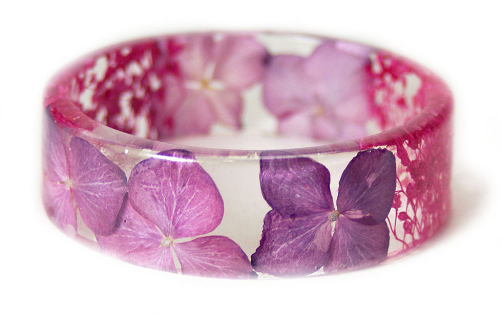 Belas pulseiras de resina feitas a mo preenchidas com flores e plantas 05