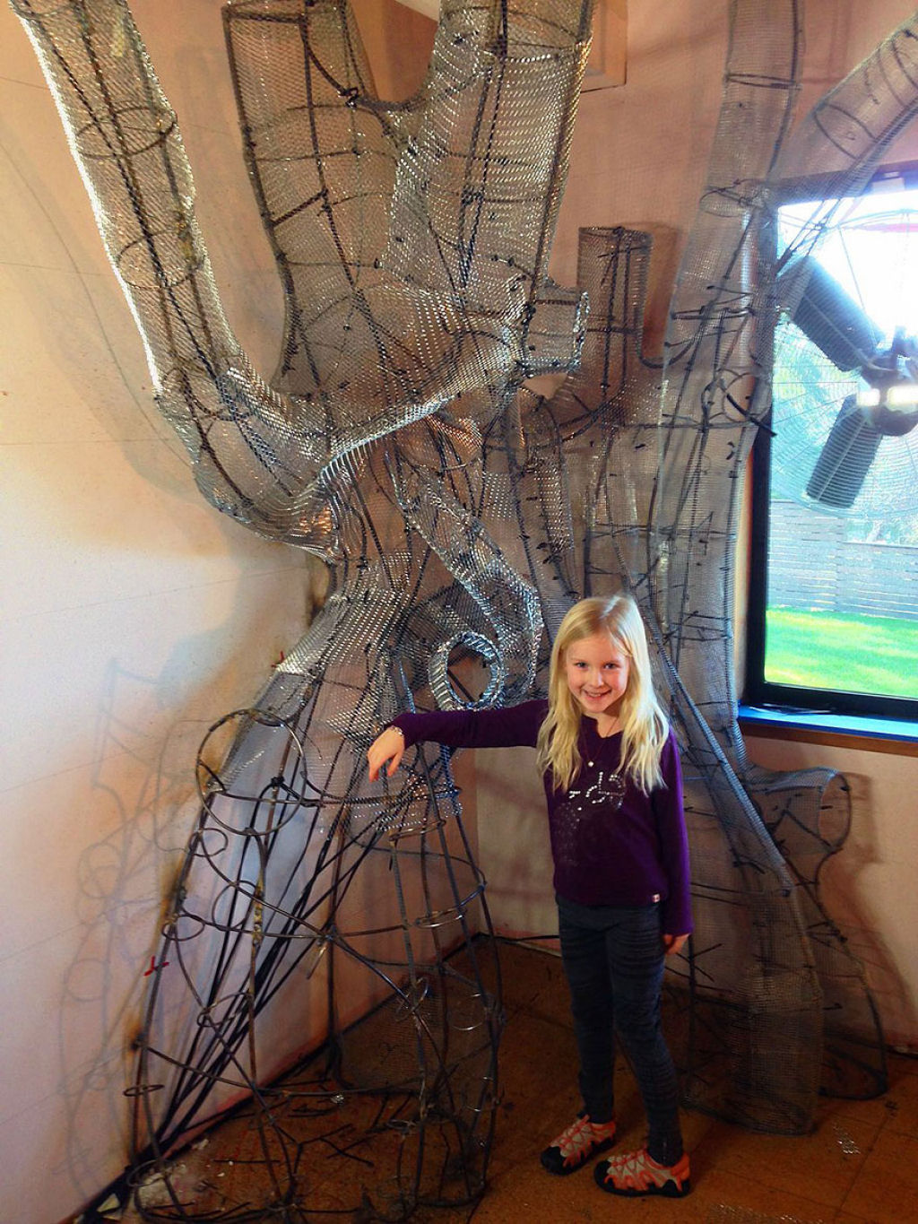 Este pai passou 18 meses transformando o quarto de sua filha em uma casa da árvore de contos 07