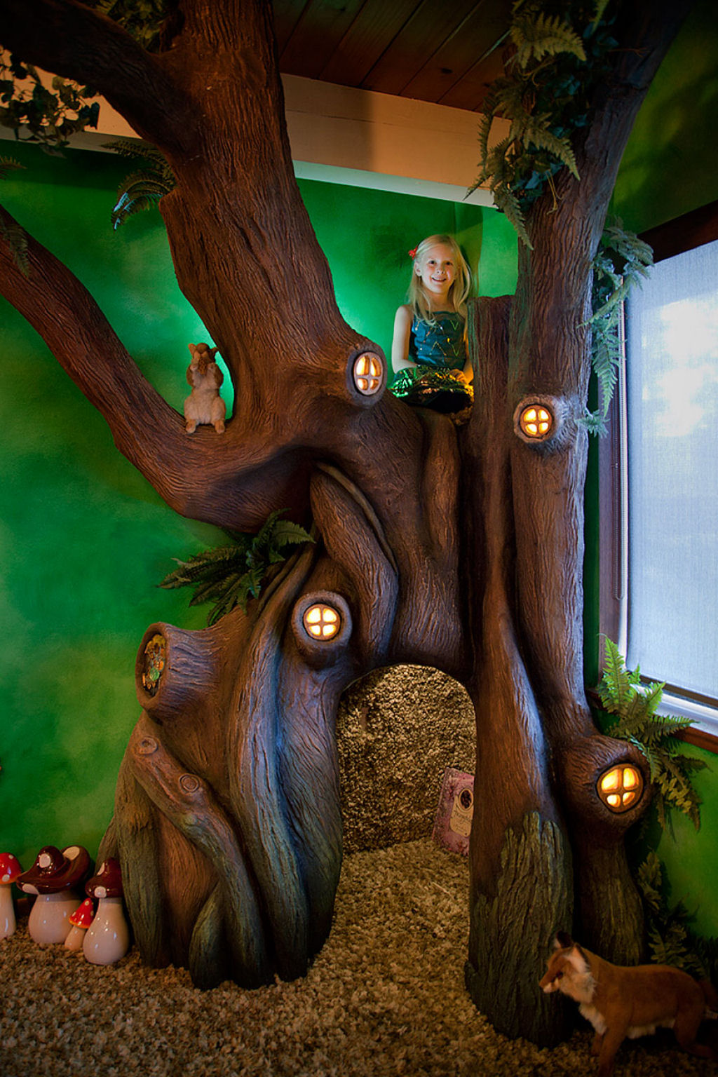Este pai passou 18 meses transformando o quarto de sua filha em uma casa da árvore de contos 12