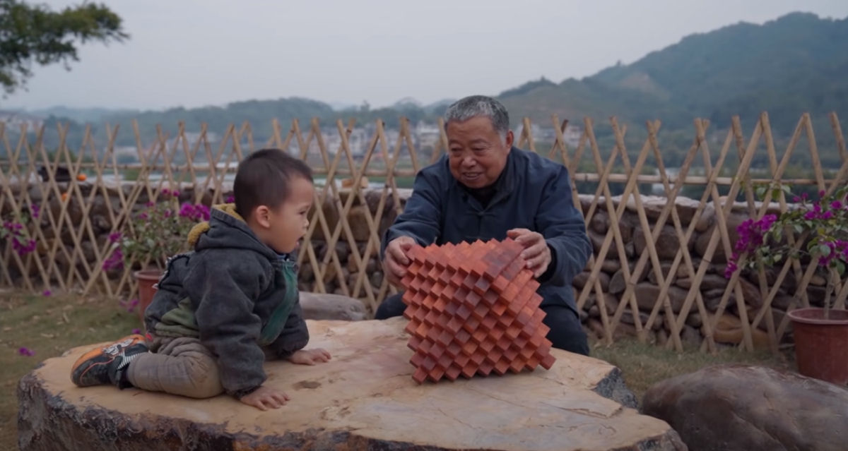 Vovô usa 129 blocos de madeira para construir um puzzle de Luban