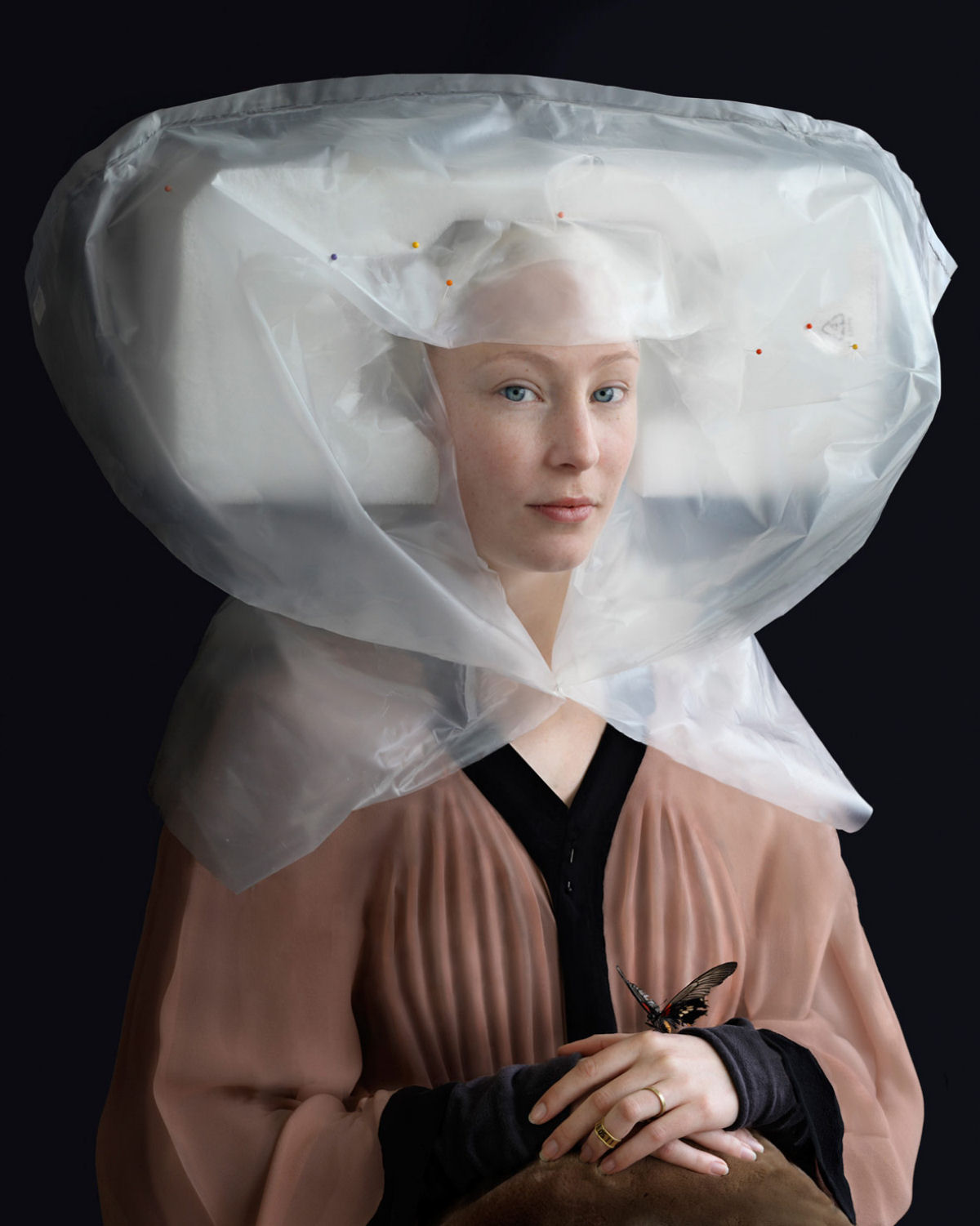 Embalagens recicladas so elaboradas em trajes renascentistas por artista holandesa 02