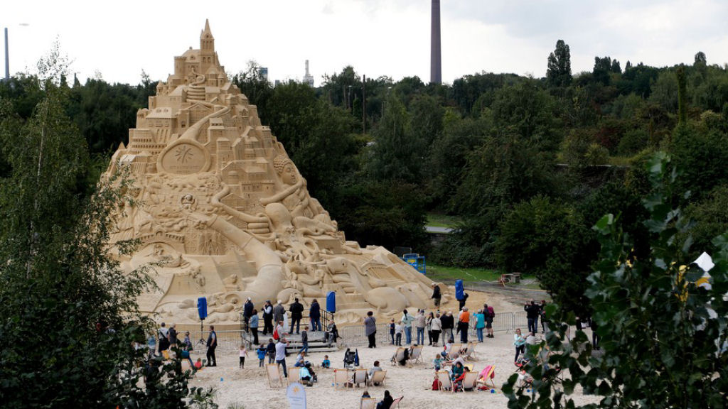 Escultura na Alemanha quebra o recorde mundial do castelo de areia mais alto 01