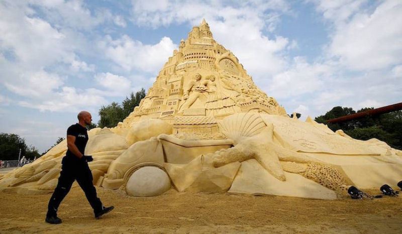 Escultura na Alemanha quebra o recorde mundial do castelo de areia mais alto 07