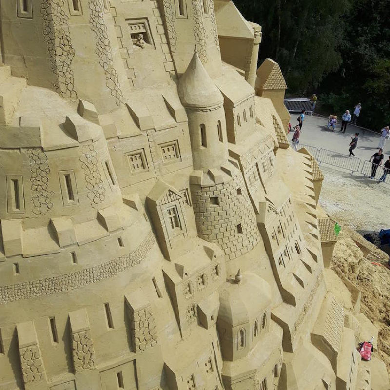 Escultura na Alemanha quebra o recorde mundial do castelo de areia mais alto 10