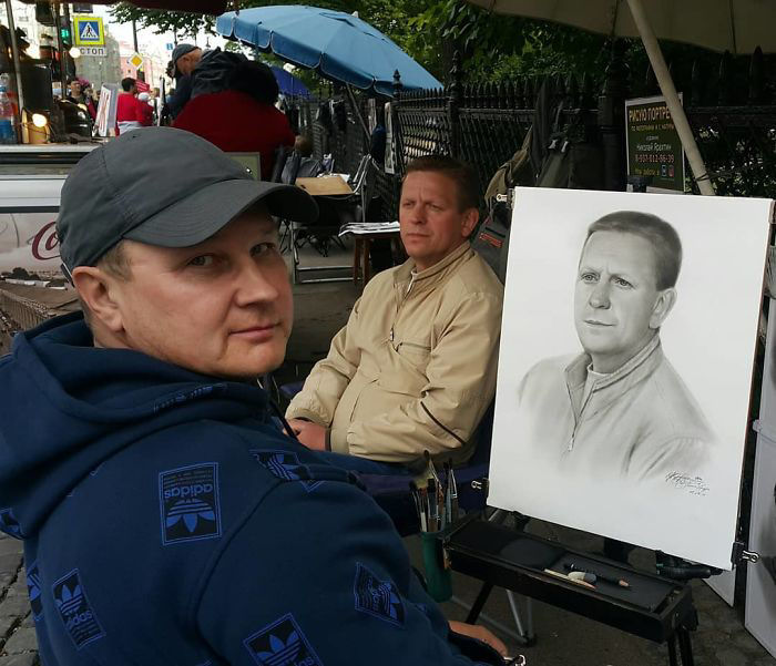 Artista de rua russo desenha incrveis retratos realistas em menos de uma hora 17
