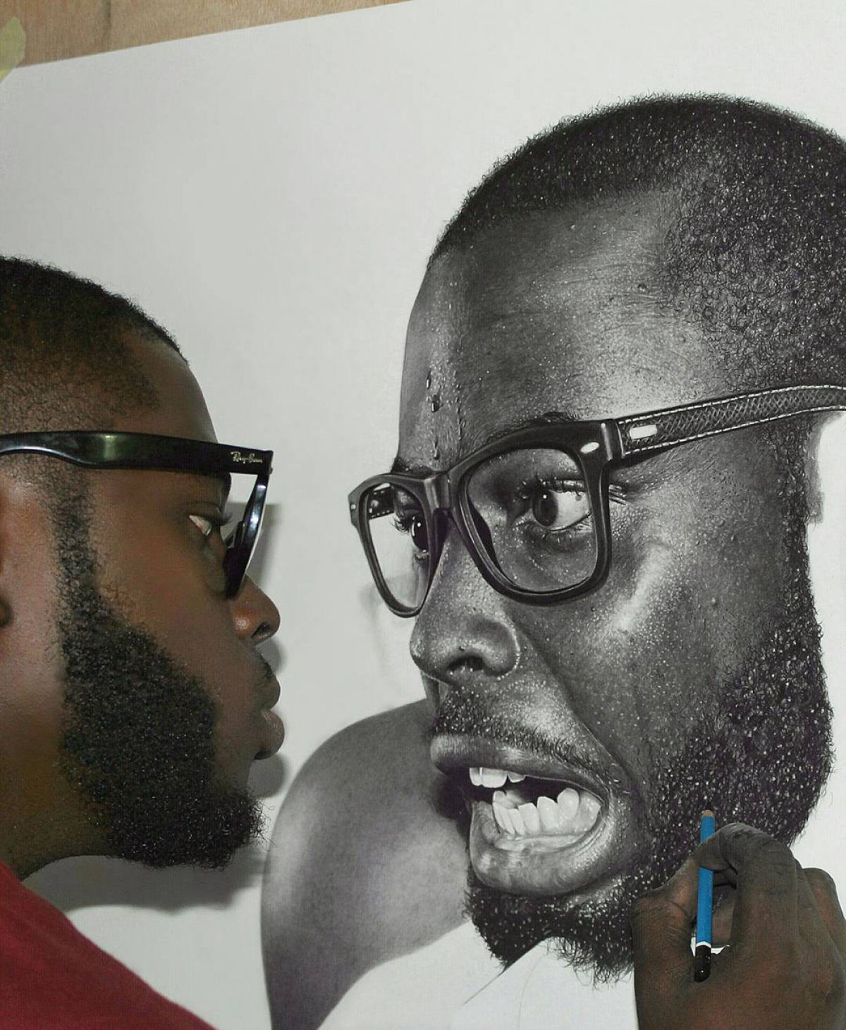 Os desenhos hiperrealistas desse artista nigeriano capturam momentos surreais e poderosas emoções 12