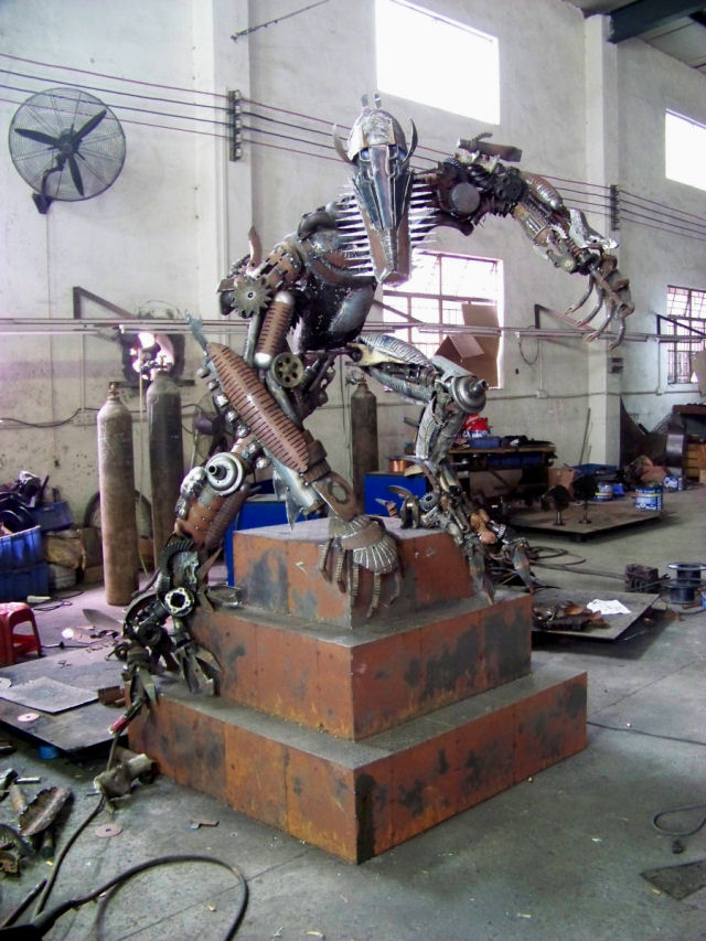 Fã chinês de Transformers constrói seu próprio exército de robôs 01