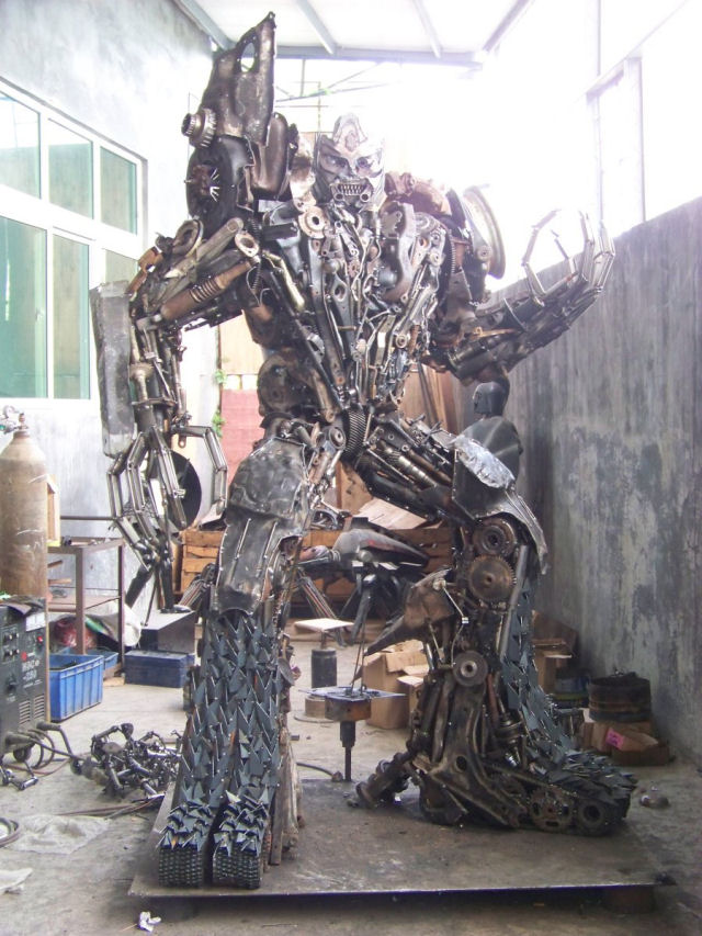 Fã chinês de Transformers constrói seu próprio exército de robôs 04