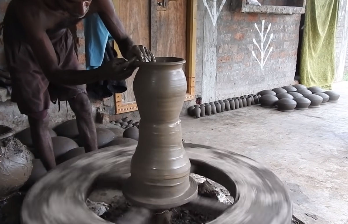 Este oleiro indiano faz potes e jarros de barro perfeitos com tecnologia primitiva