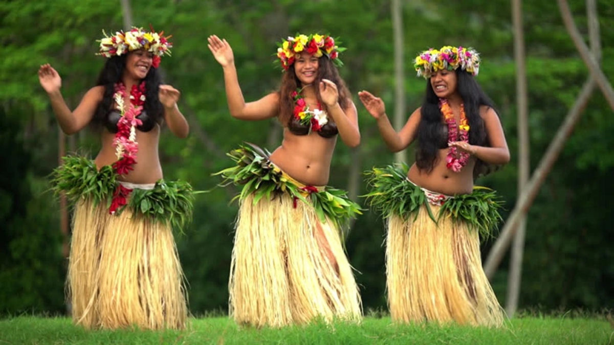 As danarinas havaianas tradicionalmente usavam saias de capim?