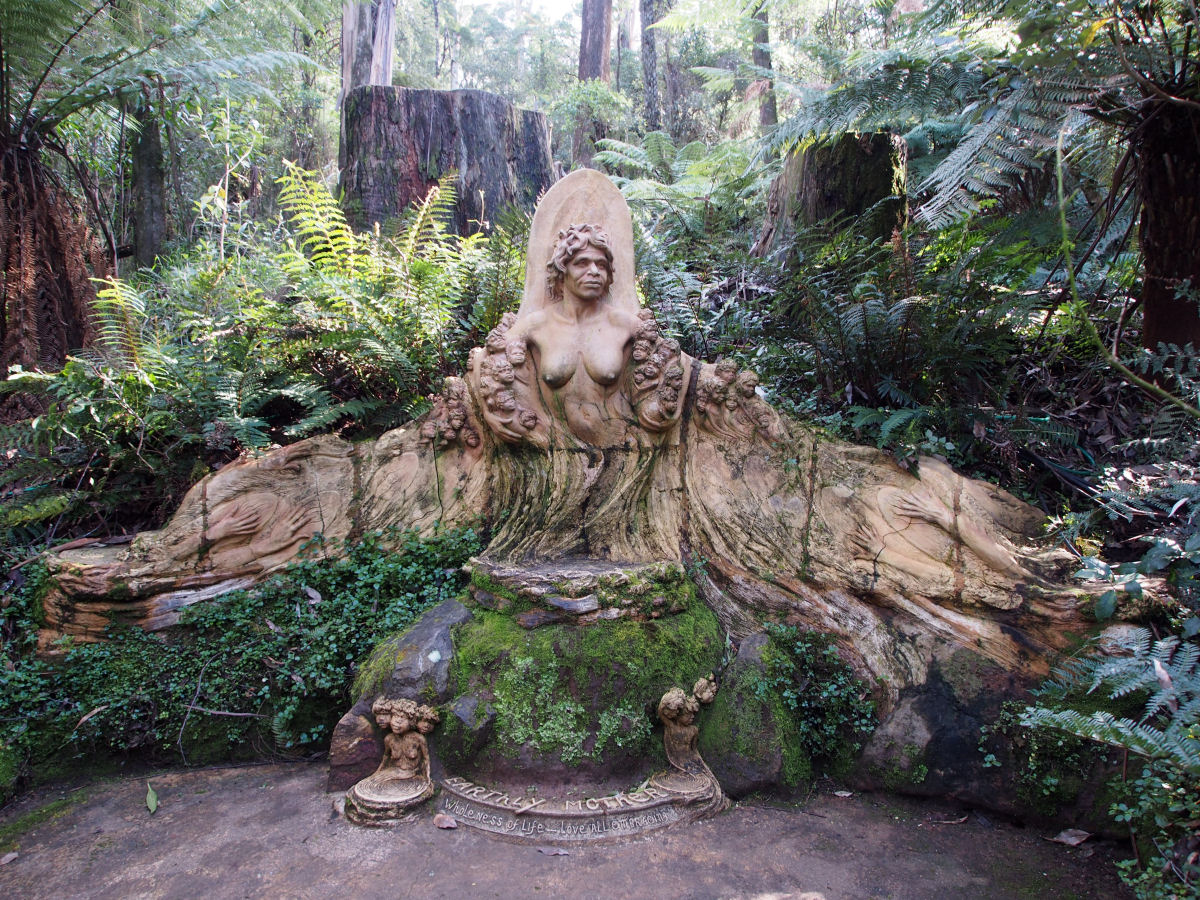 As belas esculturas de aborgenes mticos que guardam uma floresta tropical australiana 01