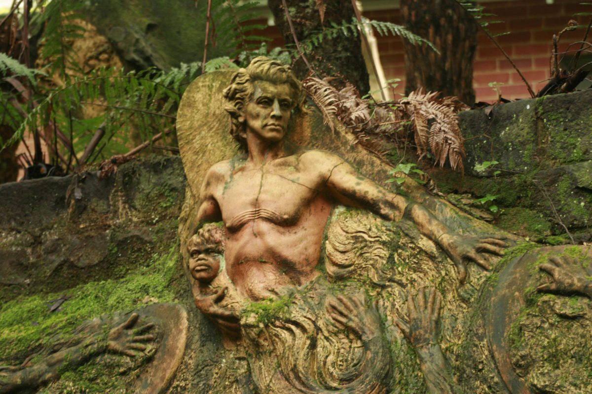 As belas esculturas de aborígenes míticos que guardam uma floresta tropical australiana 04