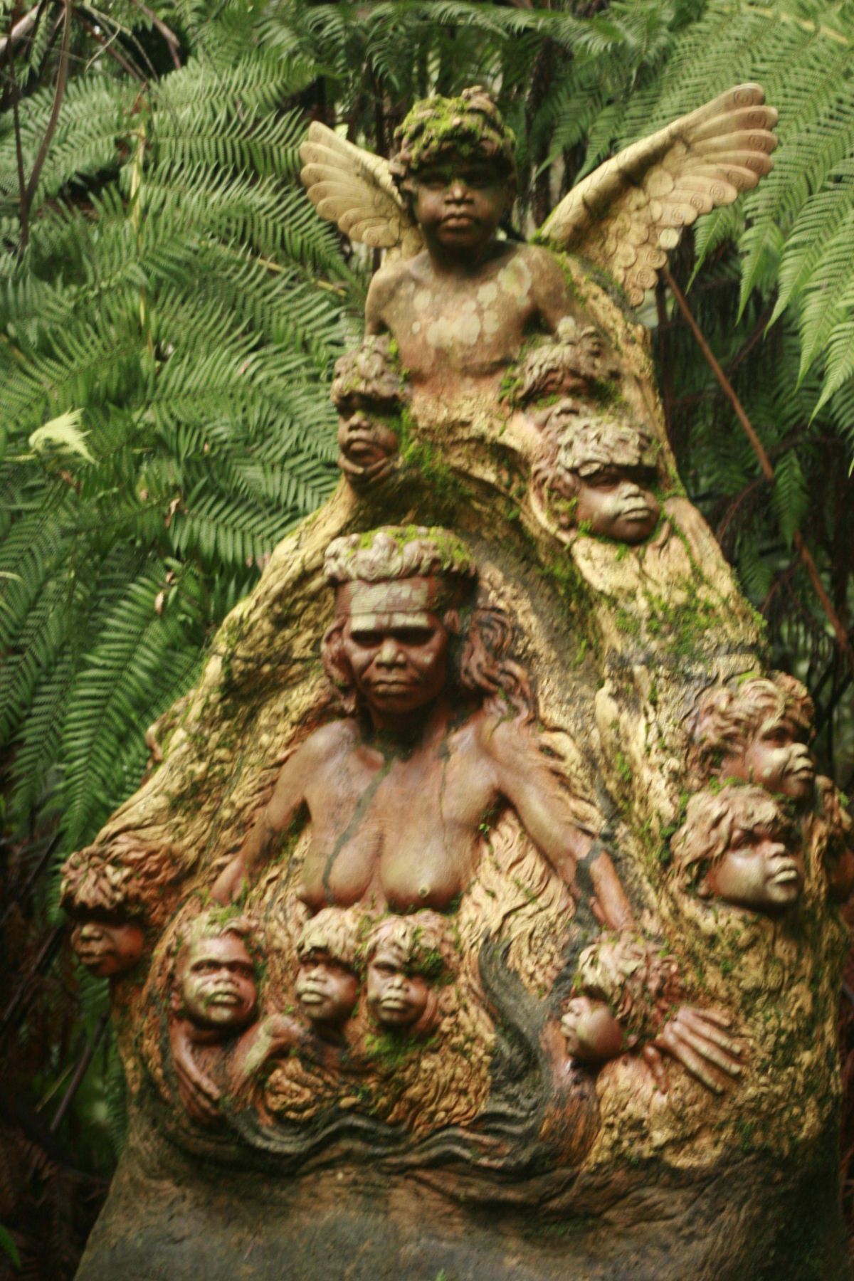 As belas esculturas de aborígenes míticos que guardam uma floresta tropical australiana 06