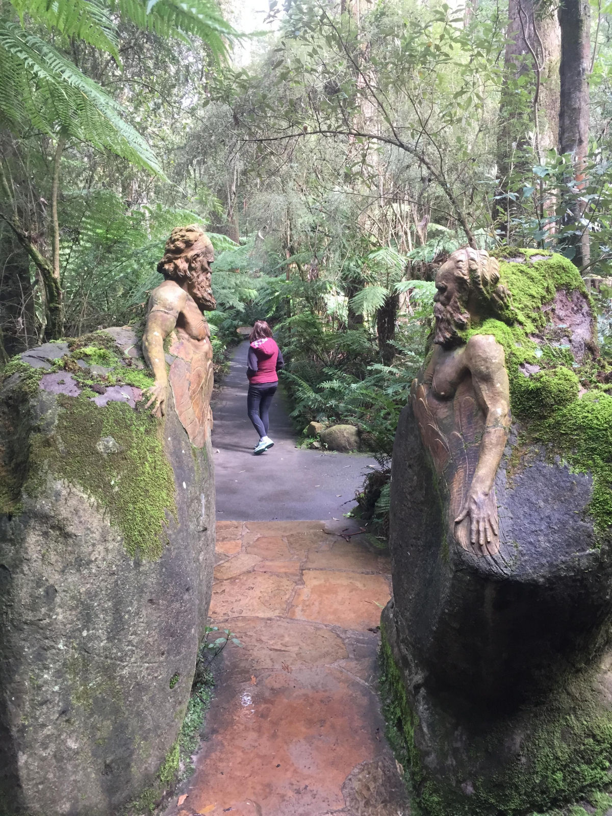 As belas esculturas de aborígenes míticos que guardam uma floresta tropical australiana 07