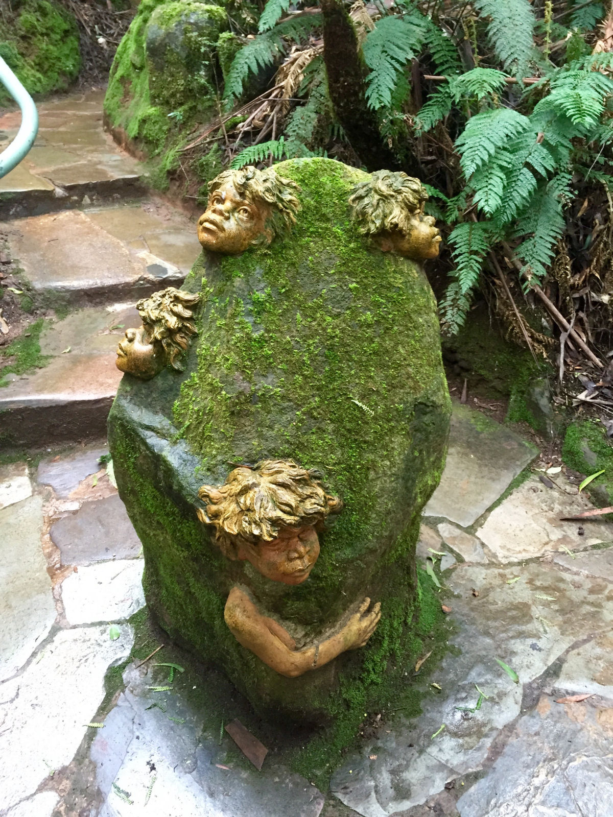 As belas esculturas de aborgenes mticos que guardam uma floresta tropical australiana 09
