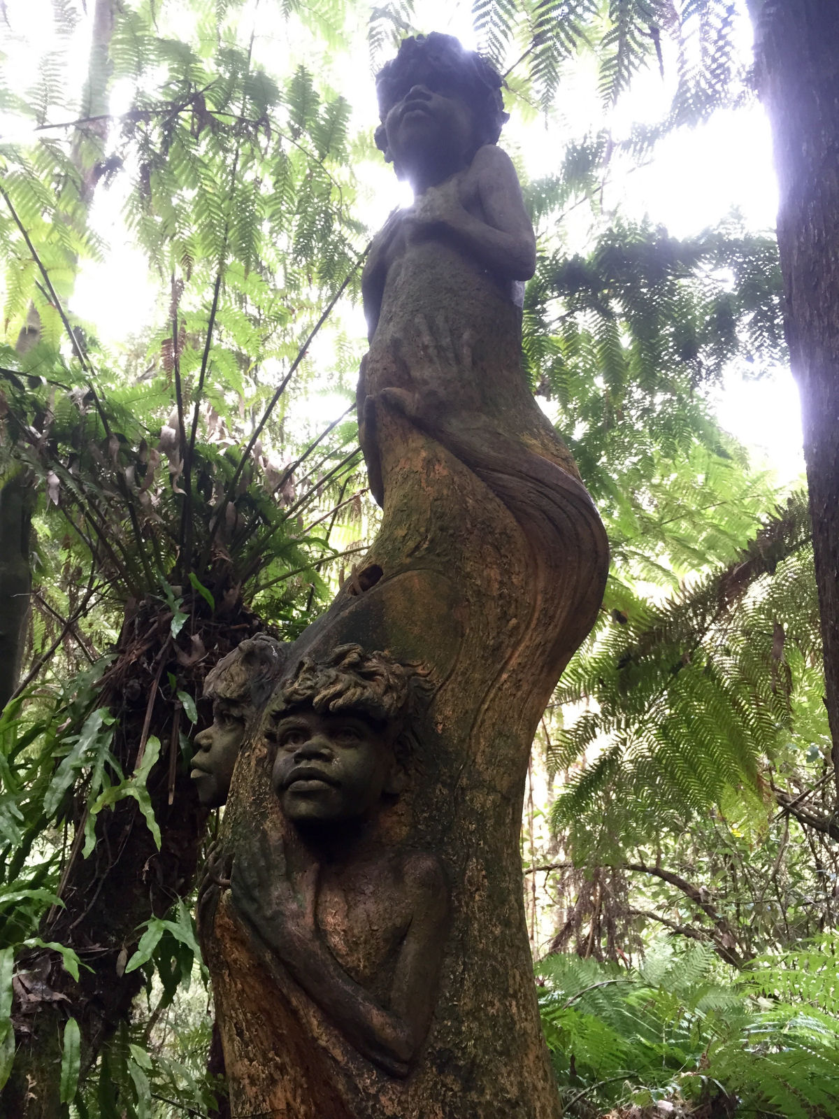 As belas esculturas de aborgenes mticos que guardam uma floresta tropical australiana 11