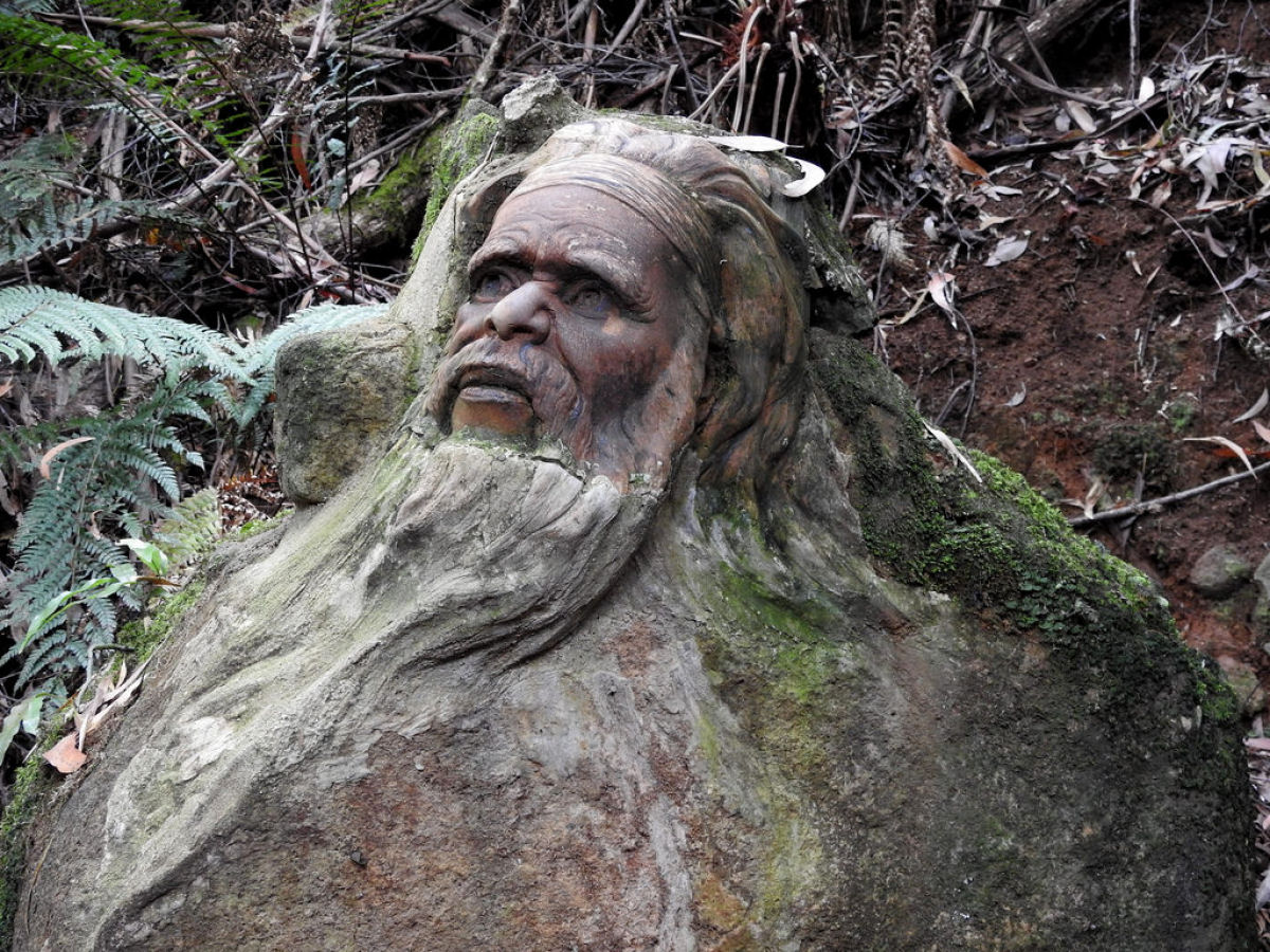 As belas esculturas de aborígenes míticos que guardam uma floresta tropical australiana 12