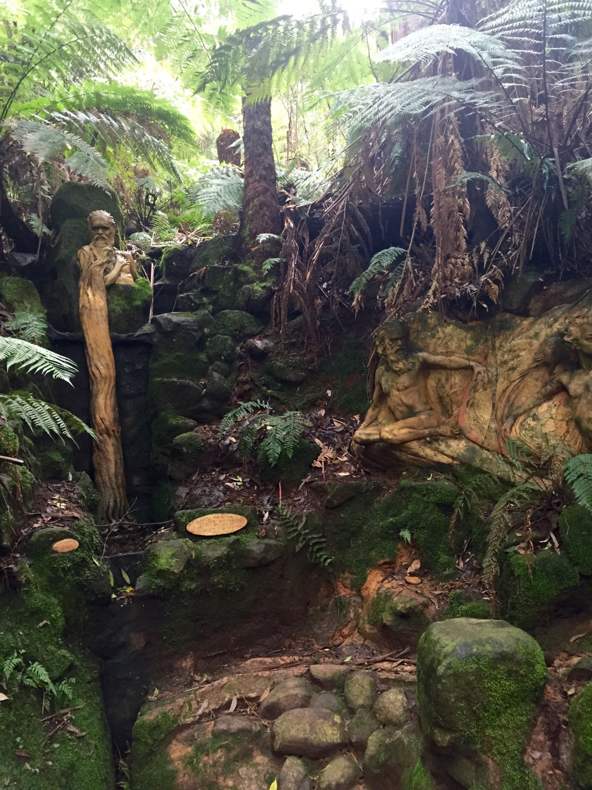 As belas esculturas de aborígenes míticos que guardam uma floresta tropical australiana 14