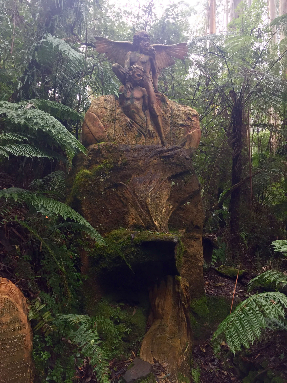 As belas esculturas de aborgenes mticos que guardam uma floresta tropical australiana 15