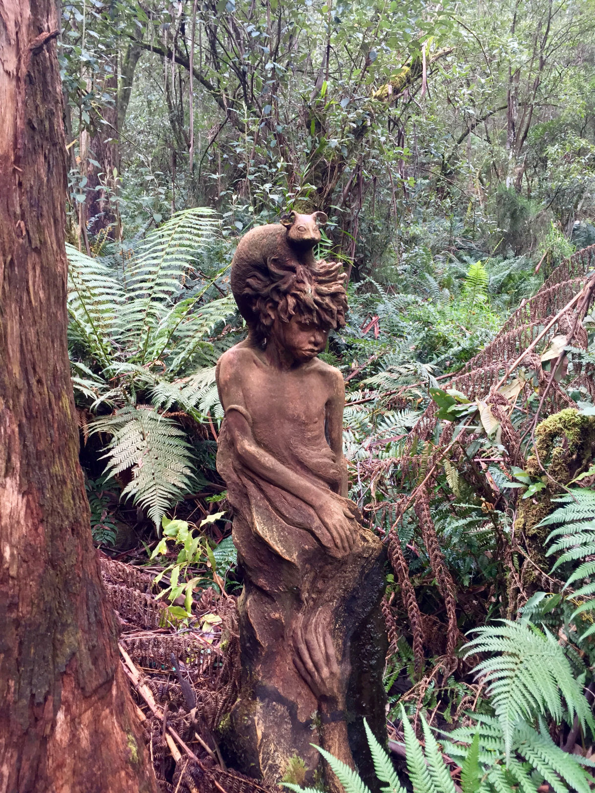 As belas esculturas de aborgenes mticos que guardam uma floresta tropical australiana 16