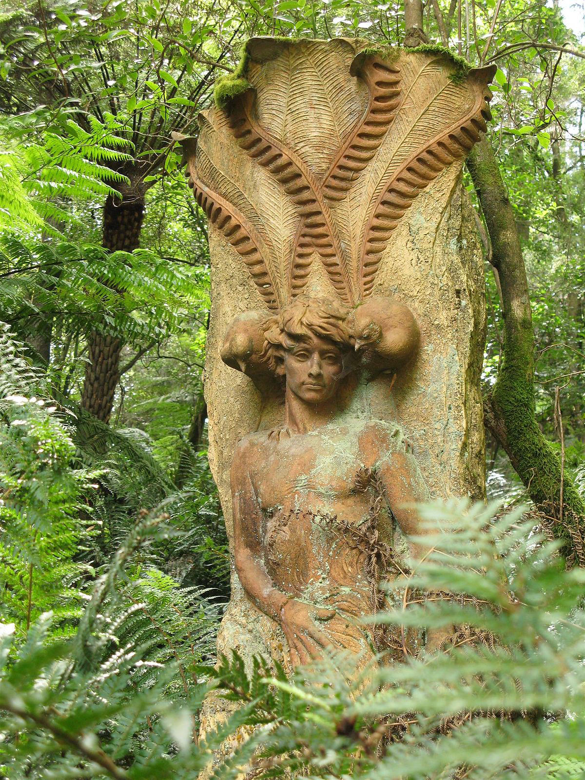 As belas esculturas de aborígenes míticos que guardam uma floresta tropical australiana 17