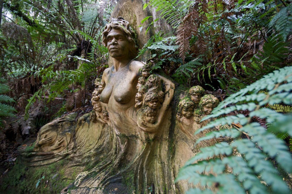As belas esculturas de aborígenes míticos que guardam uma floresta tropical australiana 19