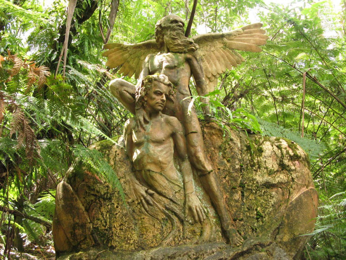 As belas esculturas de aborígenes míticos que guardam uma floresta tropical australiana 20