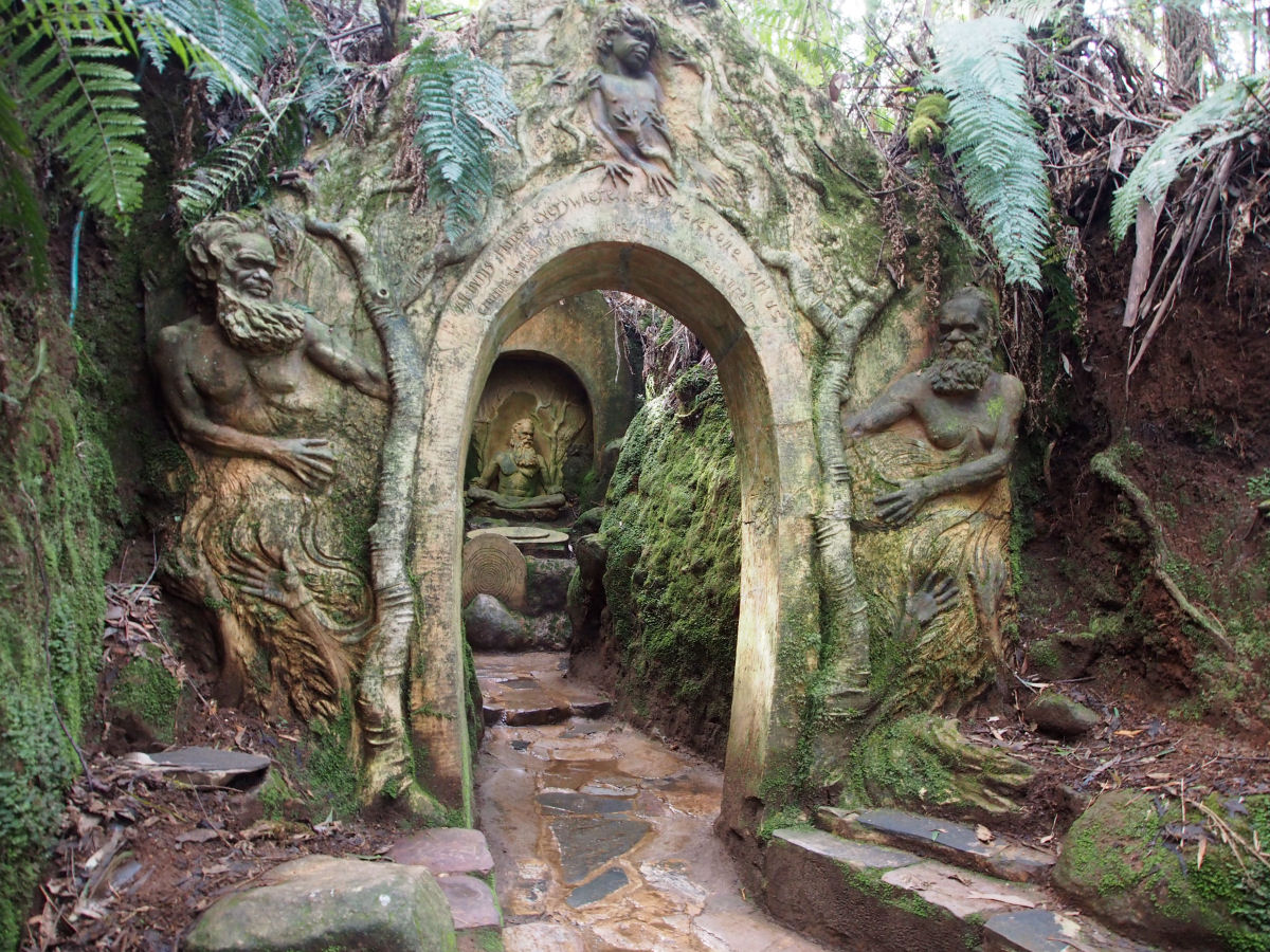 As belas esculturas de aborgenes mticos que guardam uma floresta tropical australiana 21
