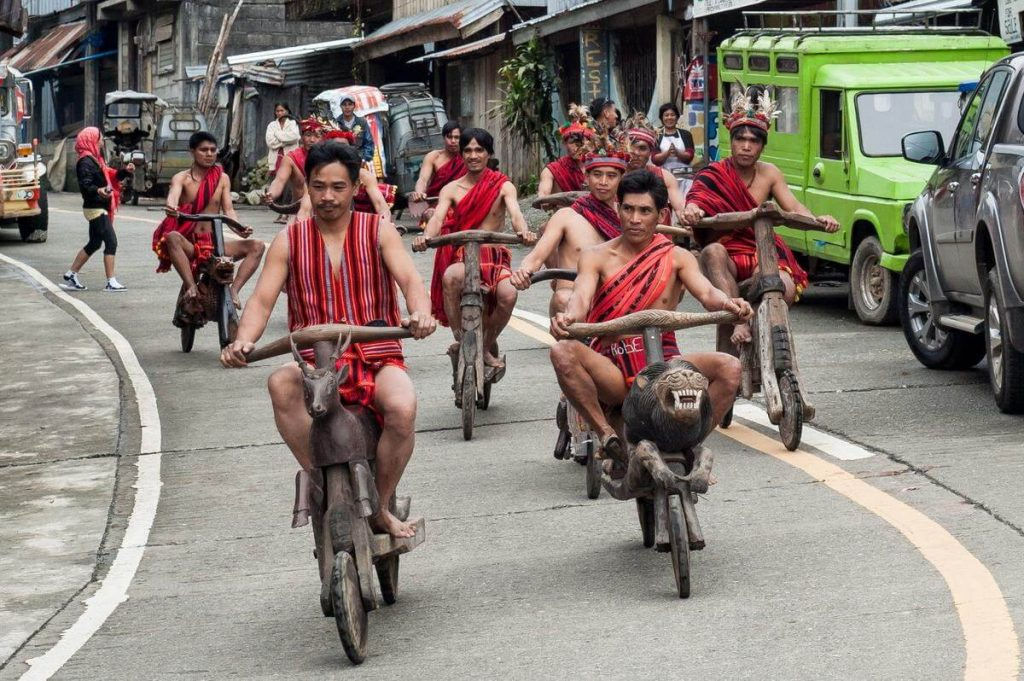 Uma tribo nas Filipinas esculpe 'scooters' incríveis em madeira