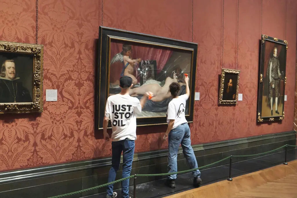 Ativistas climáticos martelam vidro protetor de quadro de Diego Velázquez, na Galeria Nacional de Londres