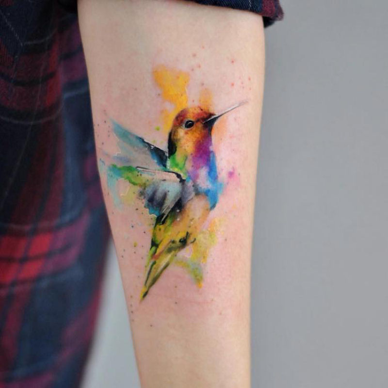 Tatuadora captura a fluidez despreocupada da pintura de aguarela em tatuagens coloridas 01