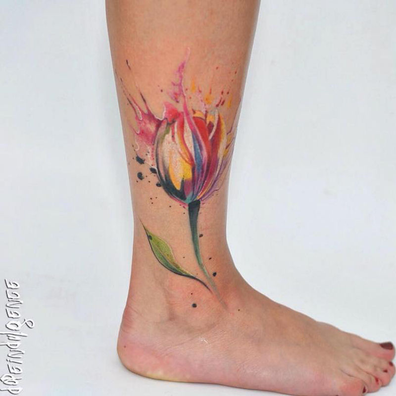 Tatuadora captura a fluidez despreocupada da pintura de aguarela em tatuagens coloridas 05
