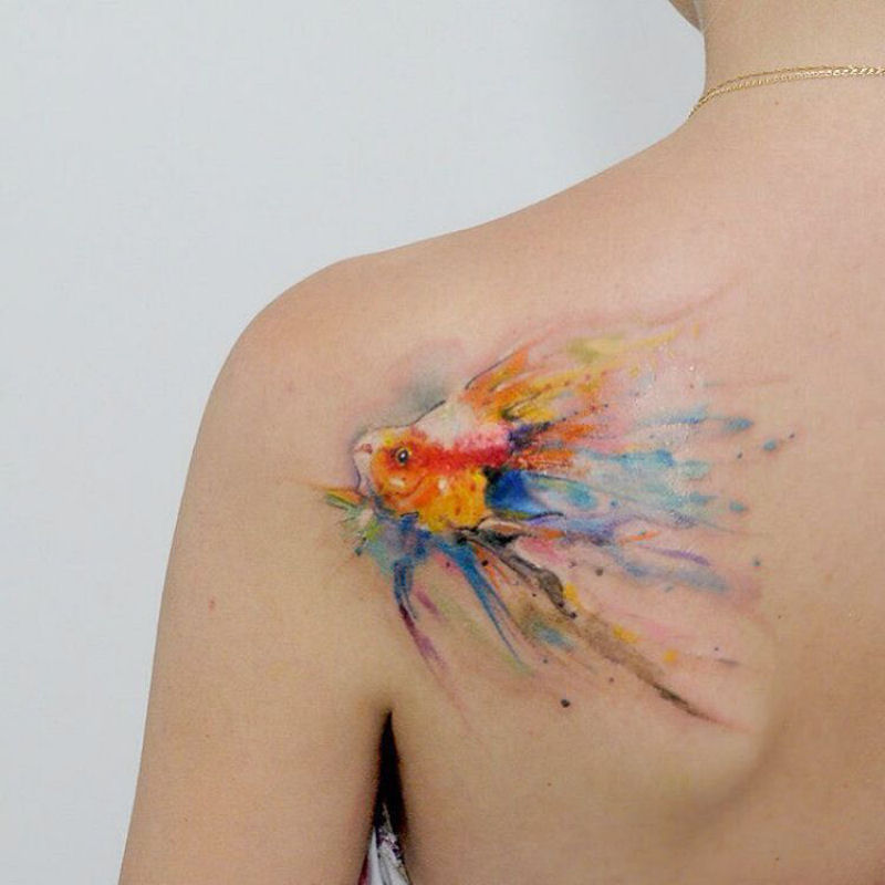 Tatuadora captura a fluidez despreocupada da pintura de aguarela em tatuagens coloridas 13