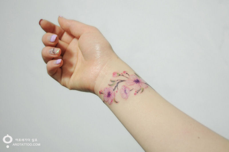 Tatuagens florais etreas parecem delicadas pinturas de aquarela sobre a pele 04