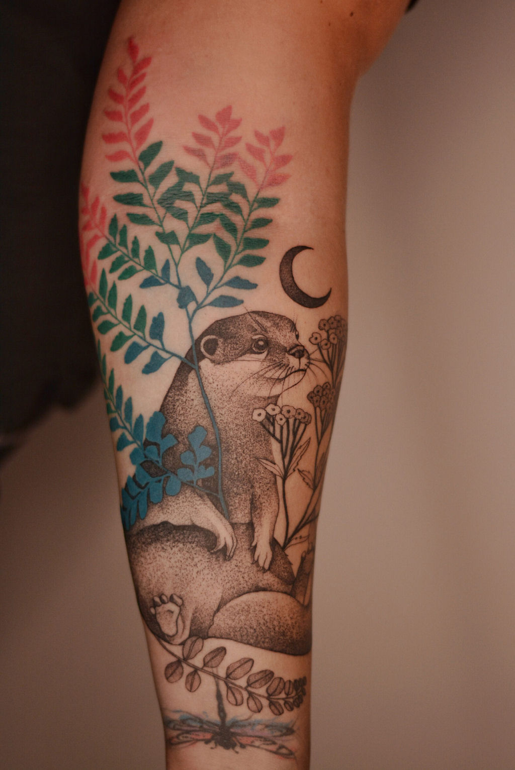 Tatuagens finamente delineadas combinam flora e fauna de forma delicada 03