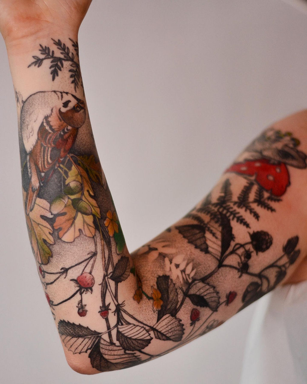 Tatuagens finamente delineadas combinam flora e fauna de forma delicada 05