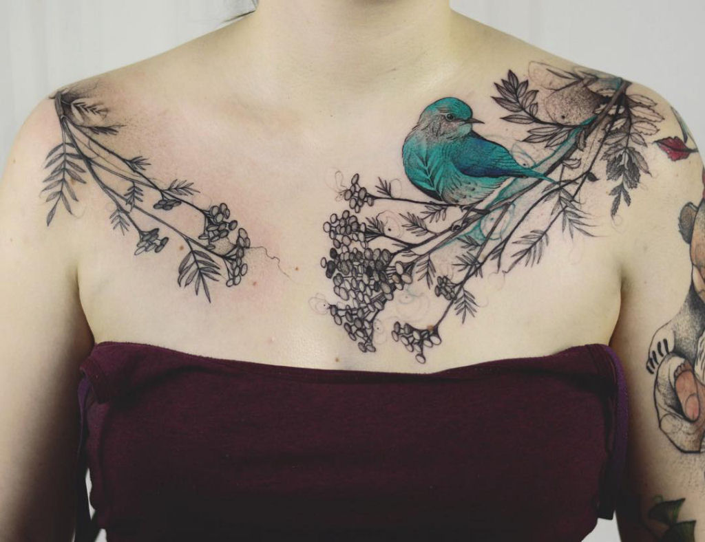 Tatuagens finamente delineadas combinam flora e fauna de forma delicada 09