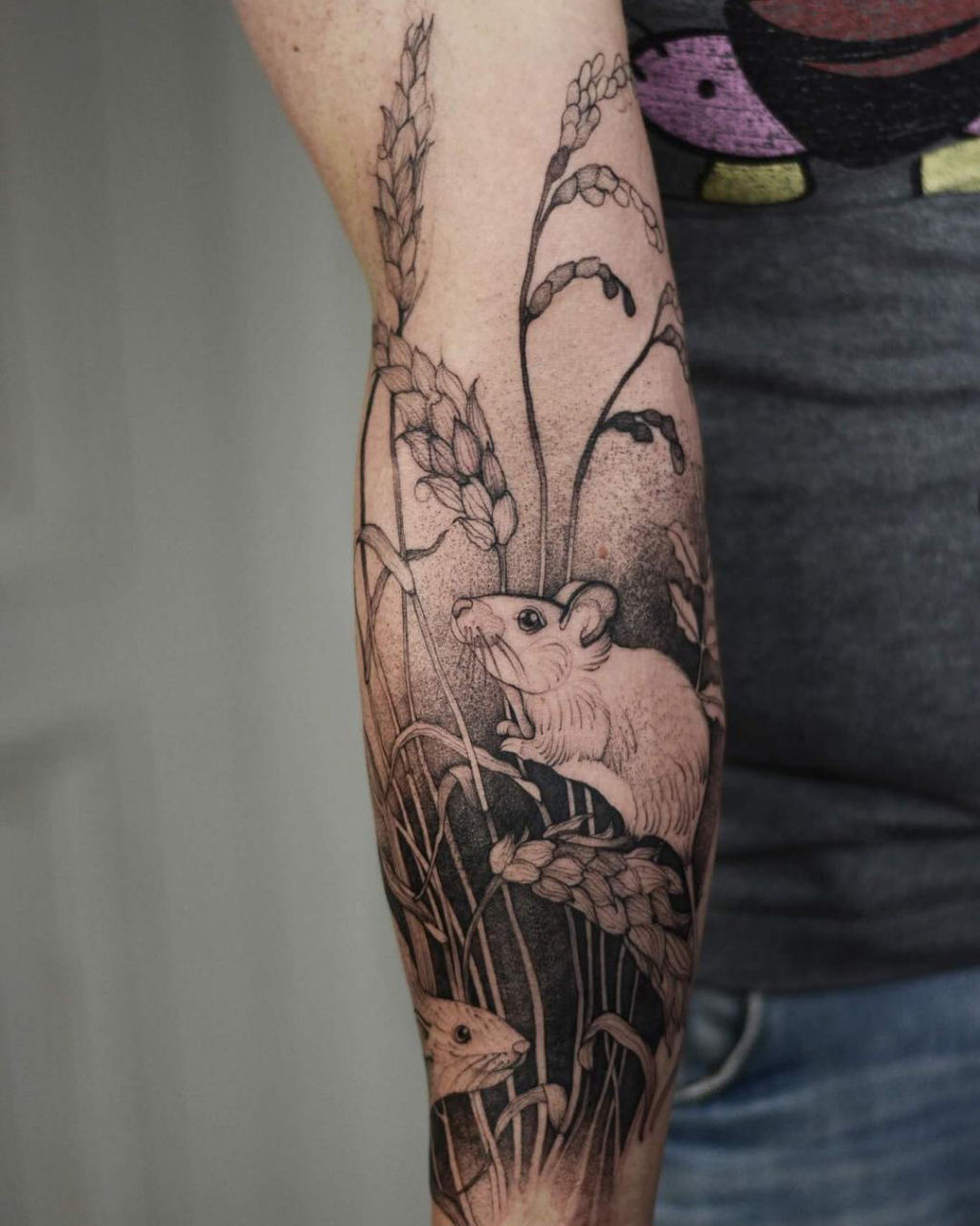 Tatuagens finamente delineadas combinam flora e fauna de forma delicada 10