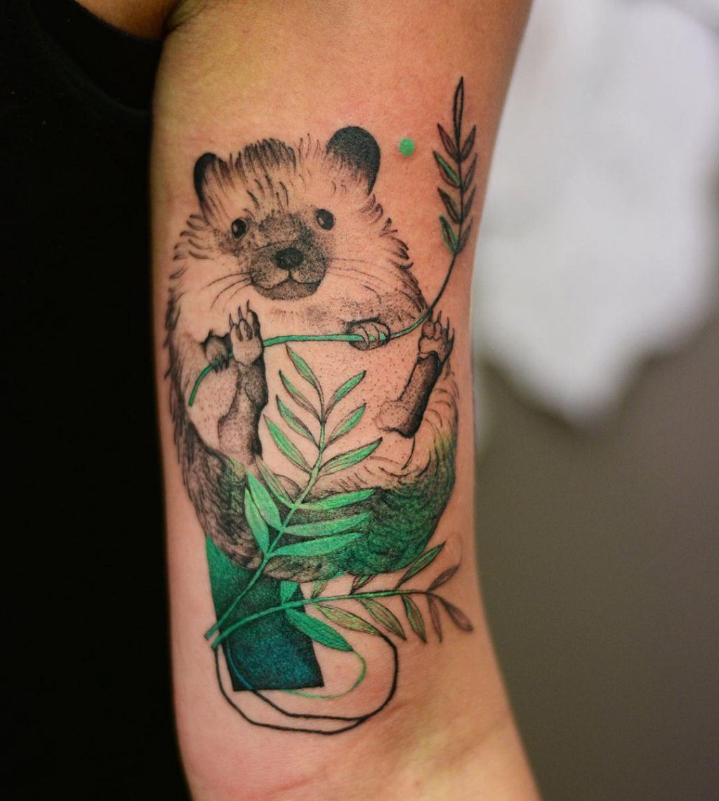 Tatuagens finamente delineadas combinam flora e fauna de forma delicada 11