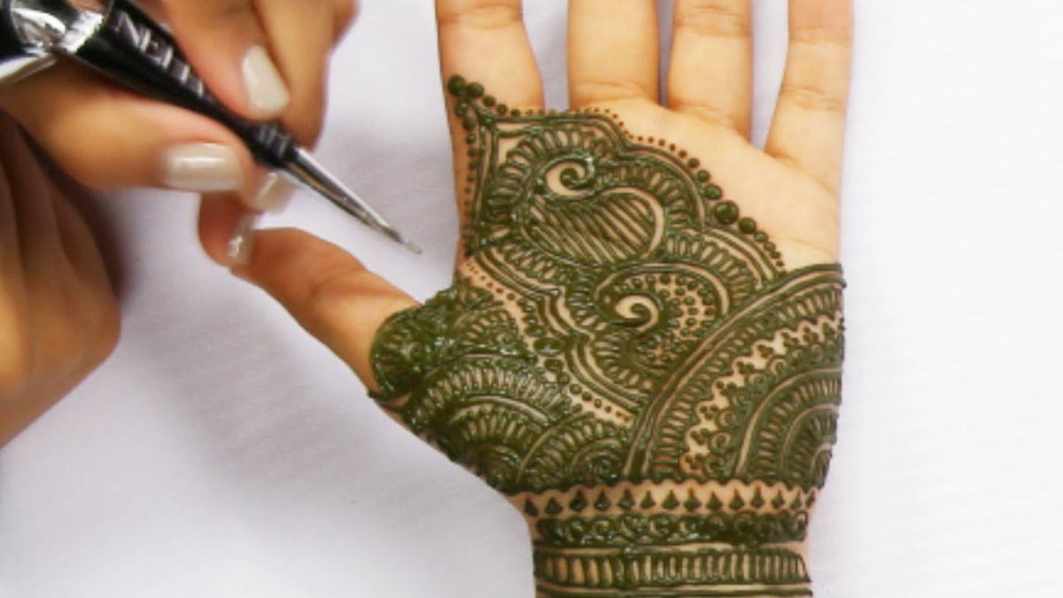 Uma tatuagem de henna de 7 horas resumida em 90 segundos