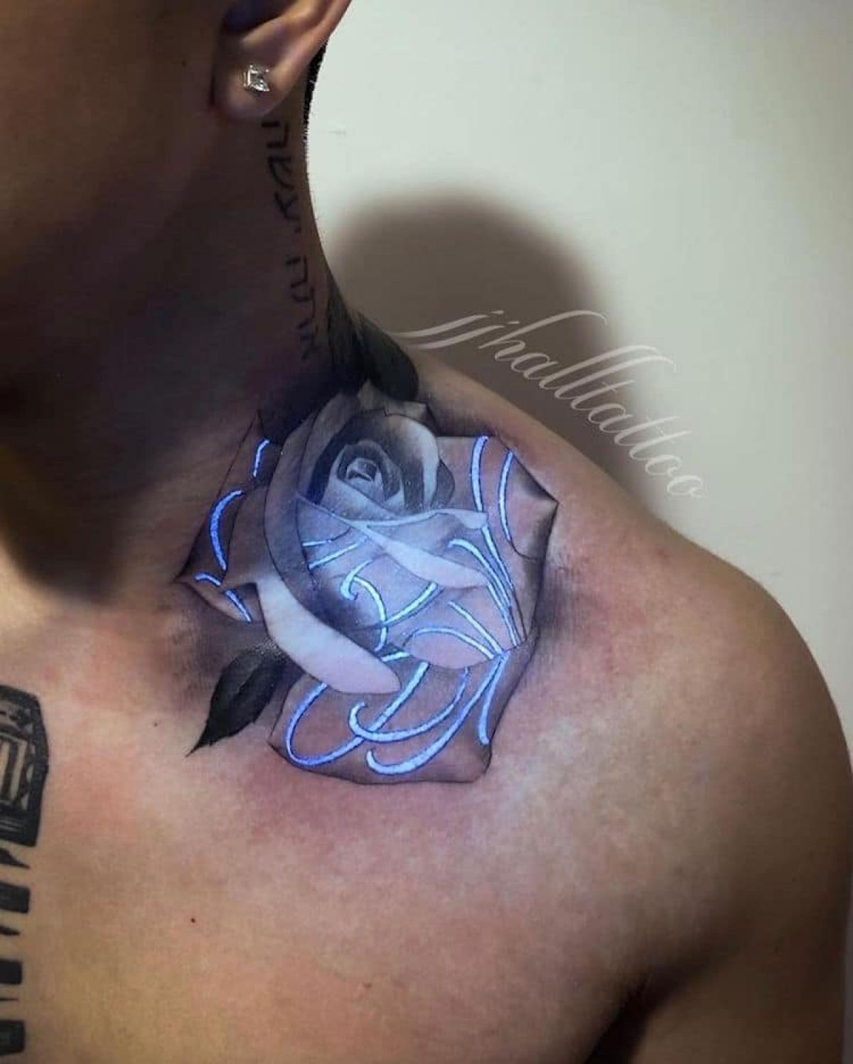 Incrveis tatuagens com tinta UV brilham sob a luz-negra 04