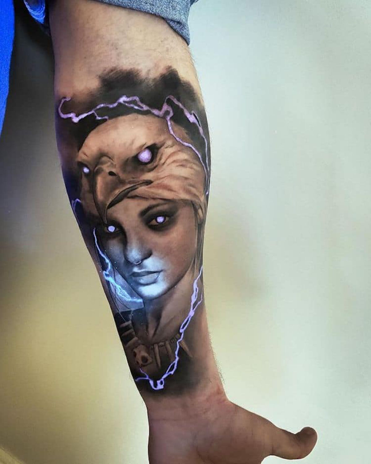 Incrveis tatuagens com tinta UV brilham sob a luz-negra 10