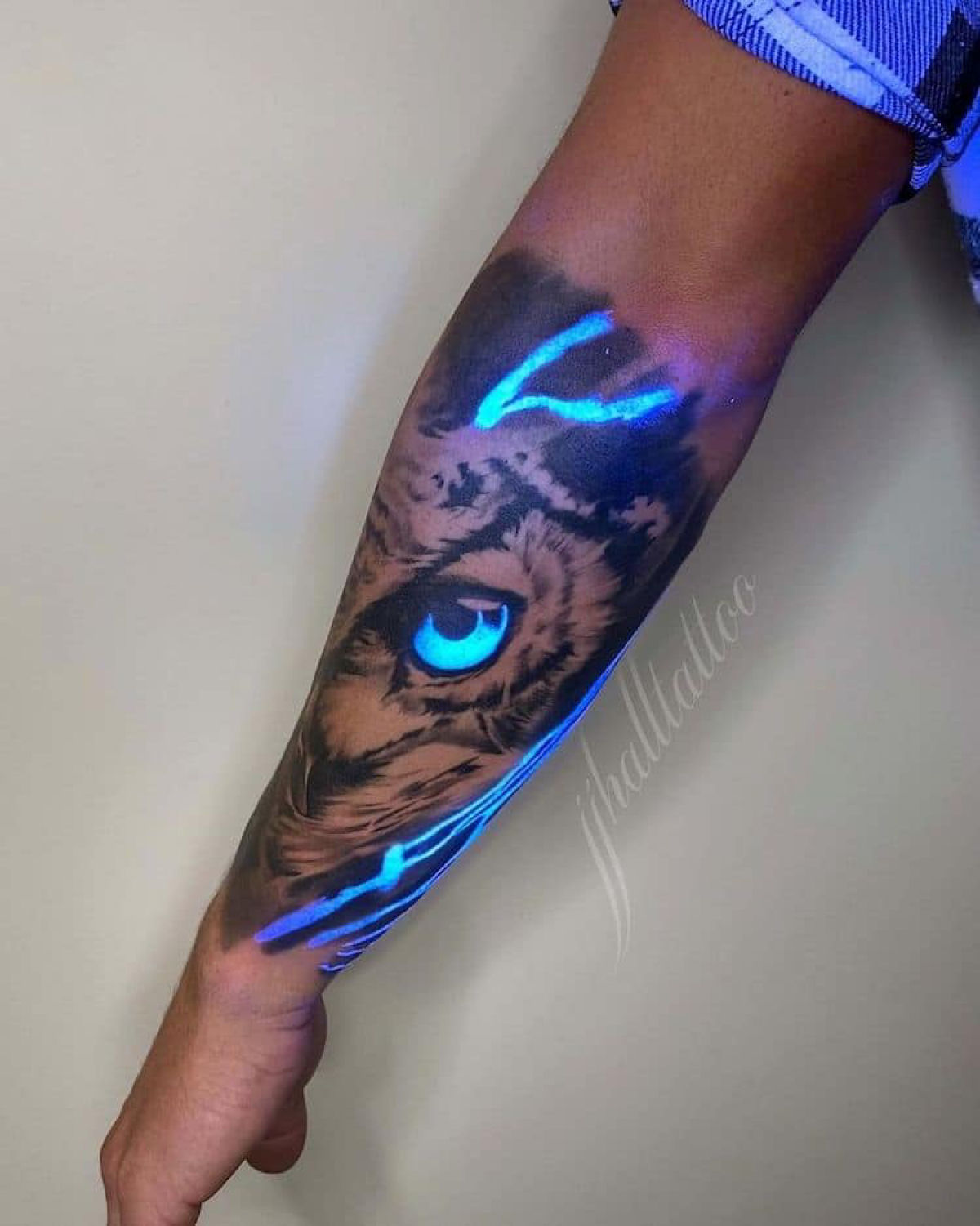 Incrveis tatuagens com tinta UV brilham sob a luz-negra 11