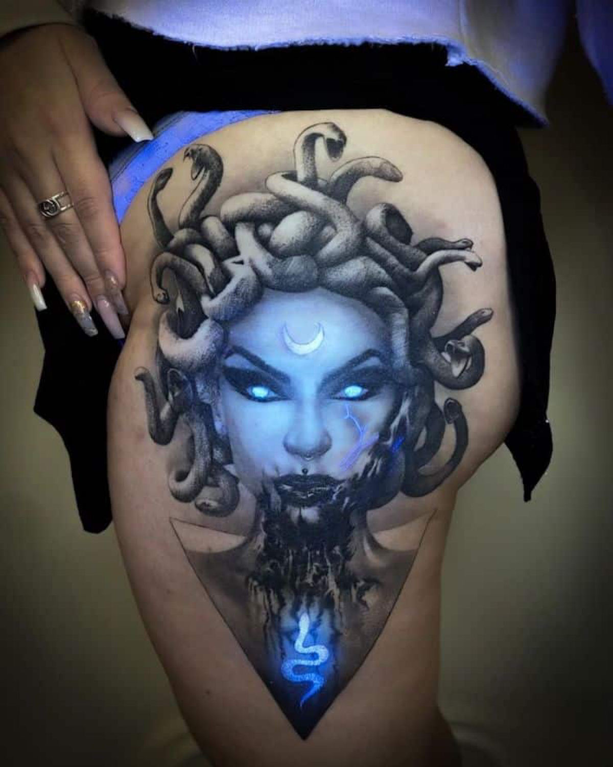 Incrveis tatuagens com tinta UV brilham sob a luz-negra 13