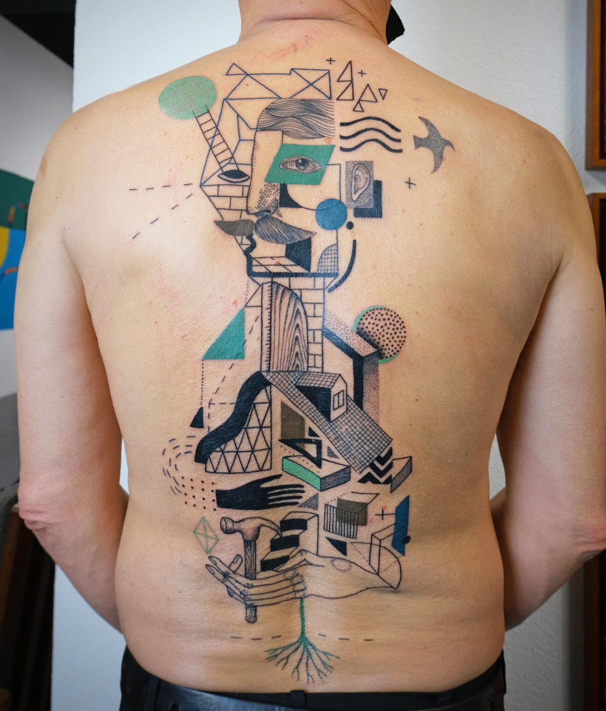 Tatuagens combinam figuras fragmentadas e detalhes geométricos em composições surreais 03