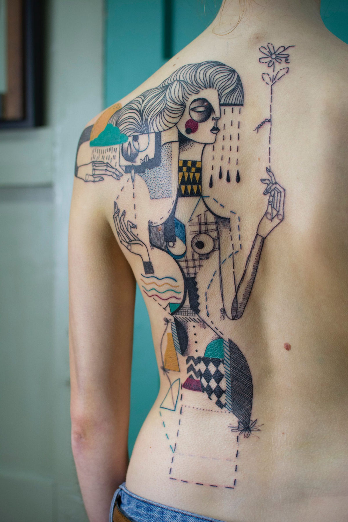 Tatuagens combinam figuras fragmentadas e detalhes geométricos em composições surreais 08