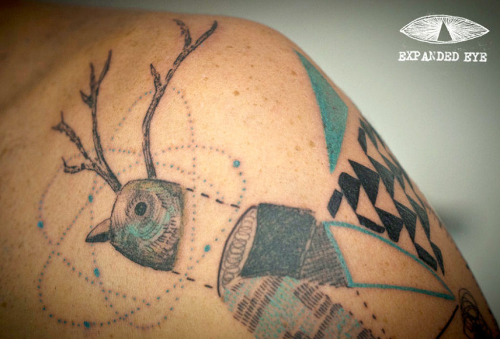 Duo de artistas cria tatuagens cubistas surreais baseadas nas histórias dos clientes 06