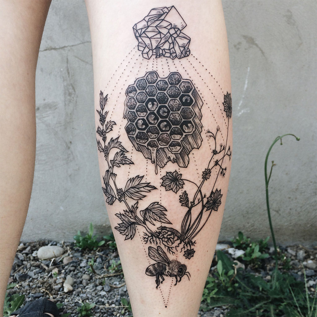 Tatuagens que so uma fuso de flora, fauna e cosmos 17