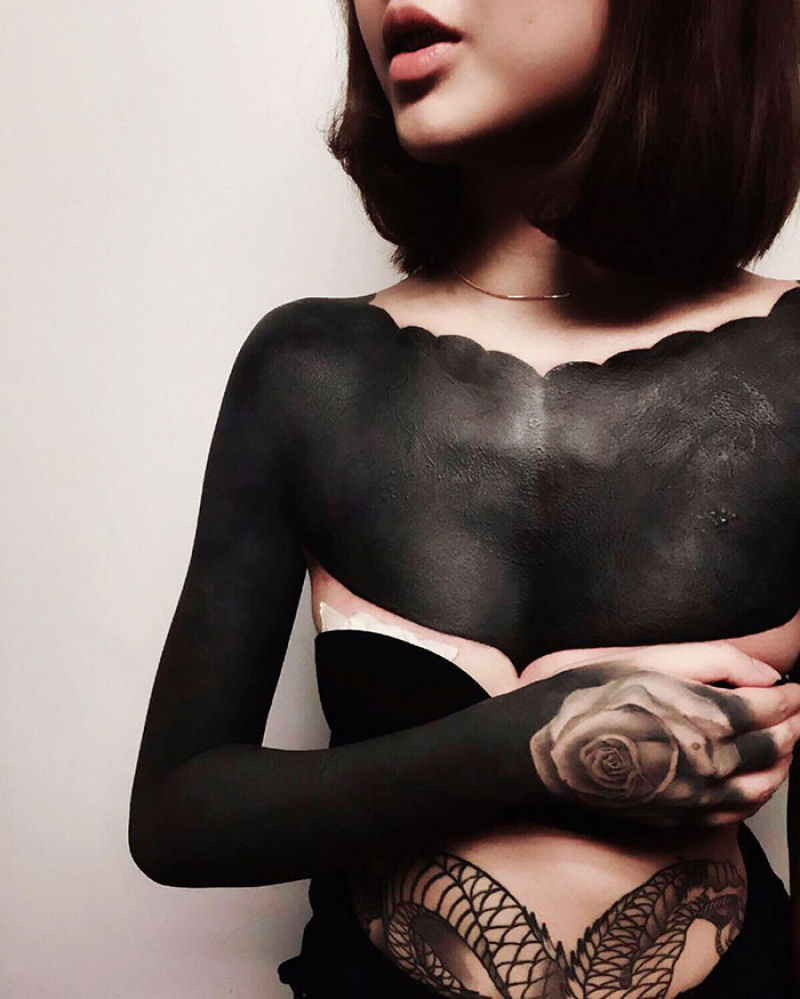 Tatuagens completamente pretas são a última moda em Singapura 02