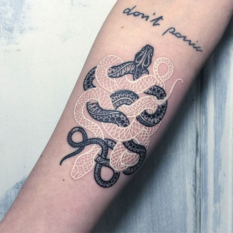 Tatuagens viperinas com tinta branca e preta, por Mirko Sata 01